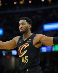 开云APP下载-首节12分后效率下滑！米切尔24投9中得25分5板5助1断